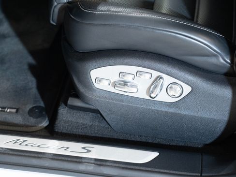 Certified 2022 Porsche Macan S AWD/4WD image 13