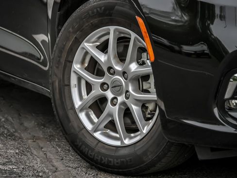 Used 2023 Chrysler Pacifica Touring-L FWD image 3