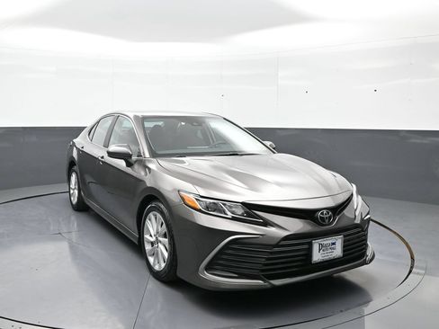 Used 2021 Toyota Camry LE AWD/4WD image 3