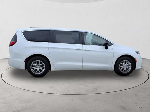 Used 2024 Chrysler Pacifica Touring-L FWD image 4