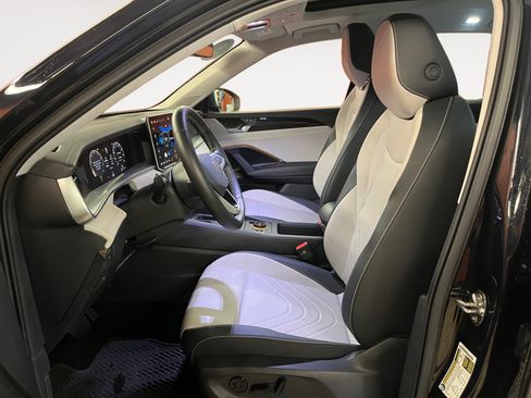 Certified 2025 Volkswagen Tiguan SE w/ Panoramic Sunroof Package AWD/4WD image 9