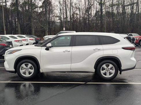 Used 2024 Toyota Highlander LE image 4