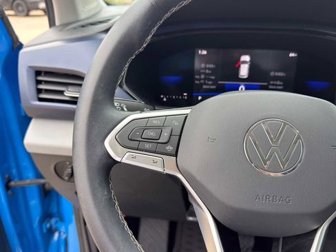 Used 2022 Volkswagen Taos SE w/ Panoramic Sunroof Package FWD image 19