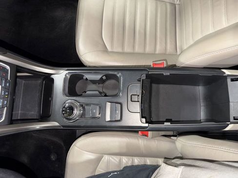 Used 2017 Ford Fusion SE w/ Fusion SE Technology Package image 24