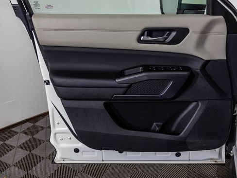 Used 2024 Nissan Pathfinder SL w/ Black Appearance Package AWD/4WD image 36