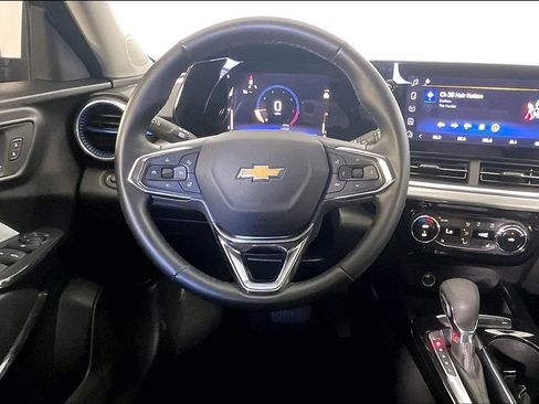 Used 2025 Chevrolet Trax LT w/ LT Convenience Package FWD image 6