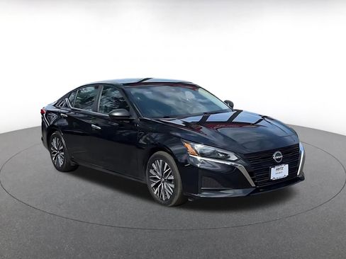 Used 2025 Nissan Altima 2.5 SV image 3