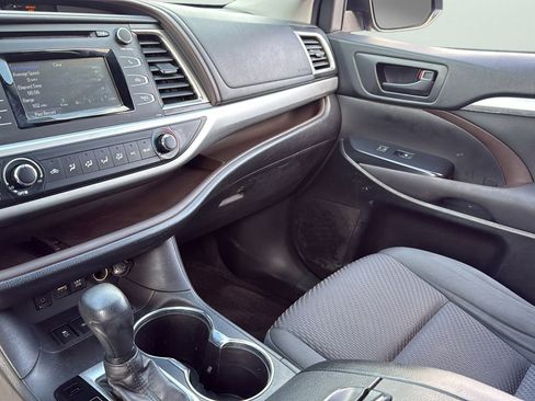 Used 2018 Toyota Highlander LE image 19