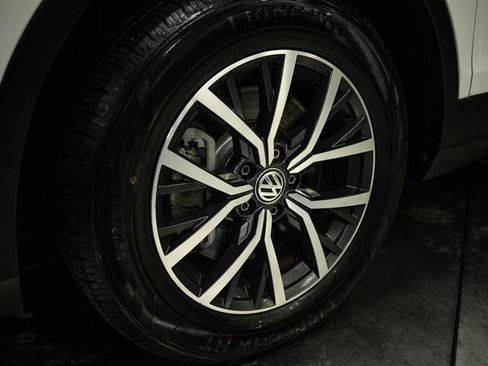 Used 2019 Volkswagen Tiguan SE FWD image 3