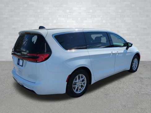 Used 2025 Chrysler Pacifica Select image 5