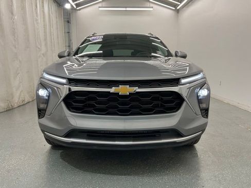 Used 2025 Chevrolet Trax LT FWD image 3