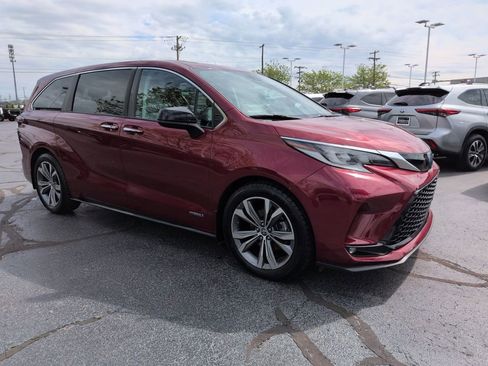 Used 2021 Toyota Sienna XSE AWD/4WD image 7