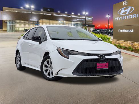 Used 2022 Toyota Corolla LE image 3