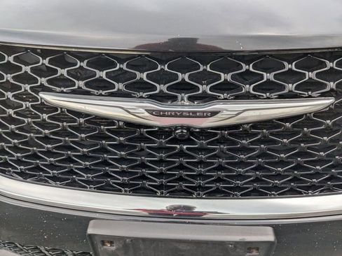 Used 2023 Chrysler Pacifica Touring-L FWD image 9