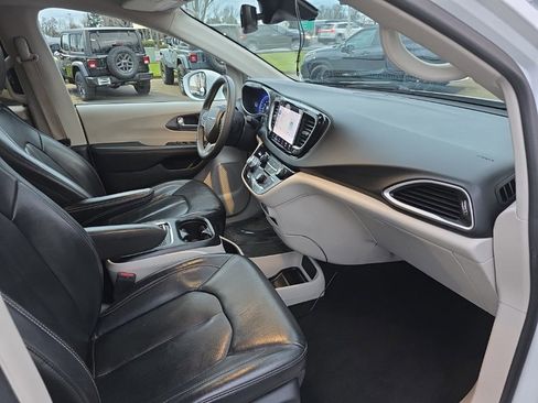 Used 2022 Chrysler Pacifica Touring-L image 10