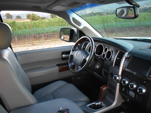 Used 2013 Toyota Sequoia Platinum AWD/4WD image 34