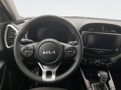 Used 2025 Kia Soul LX w/ LX Technology Package FWD image 12