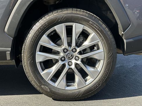 Used 2022 Toyota RAV4 XLE Premium image 9
