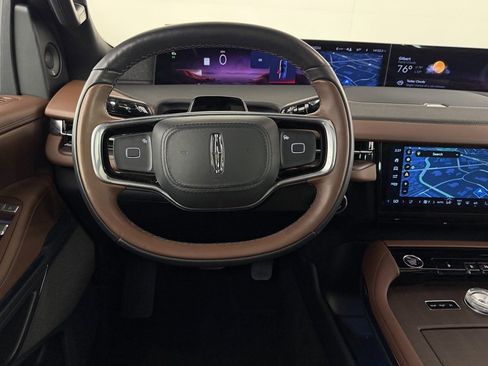 Used 2025 Lincoln Navigator Reserve image 13