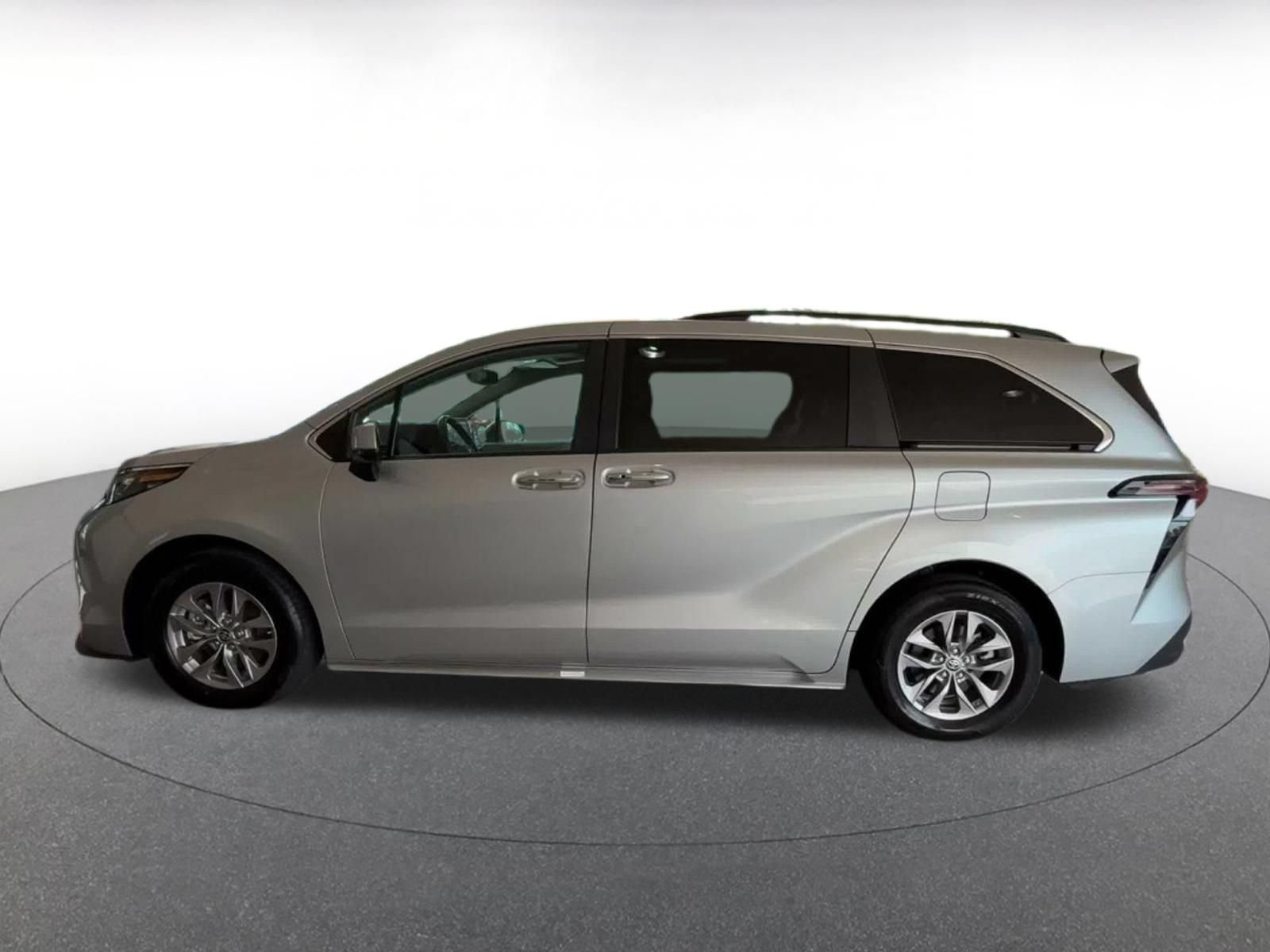 Used 2024 Toyota Sienna XLE FWD image 8
