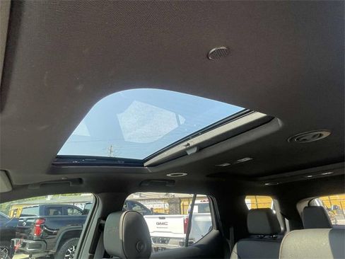 Used 2023 Chevrolet Traverse High Country image 17