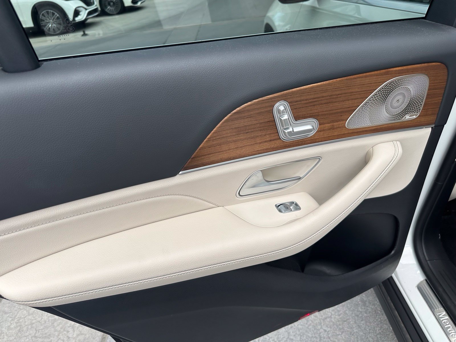 Used 2023 Mercedes-Benz GLS 450 4MATIC image 9