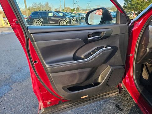 Used 2022 Toyota Highlander XLE image 23