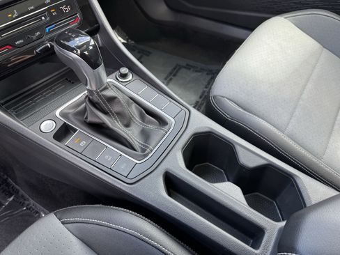 Used 2025 Volkswagen Jetta SE w/ Sunroof Package FWD image 28