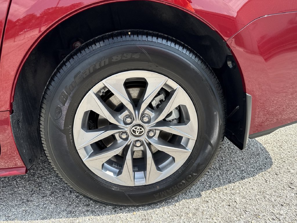 Certified 2025 Toyota Sienna XLE FWD image 19