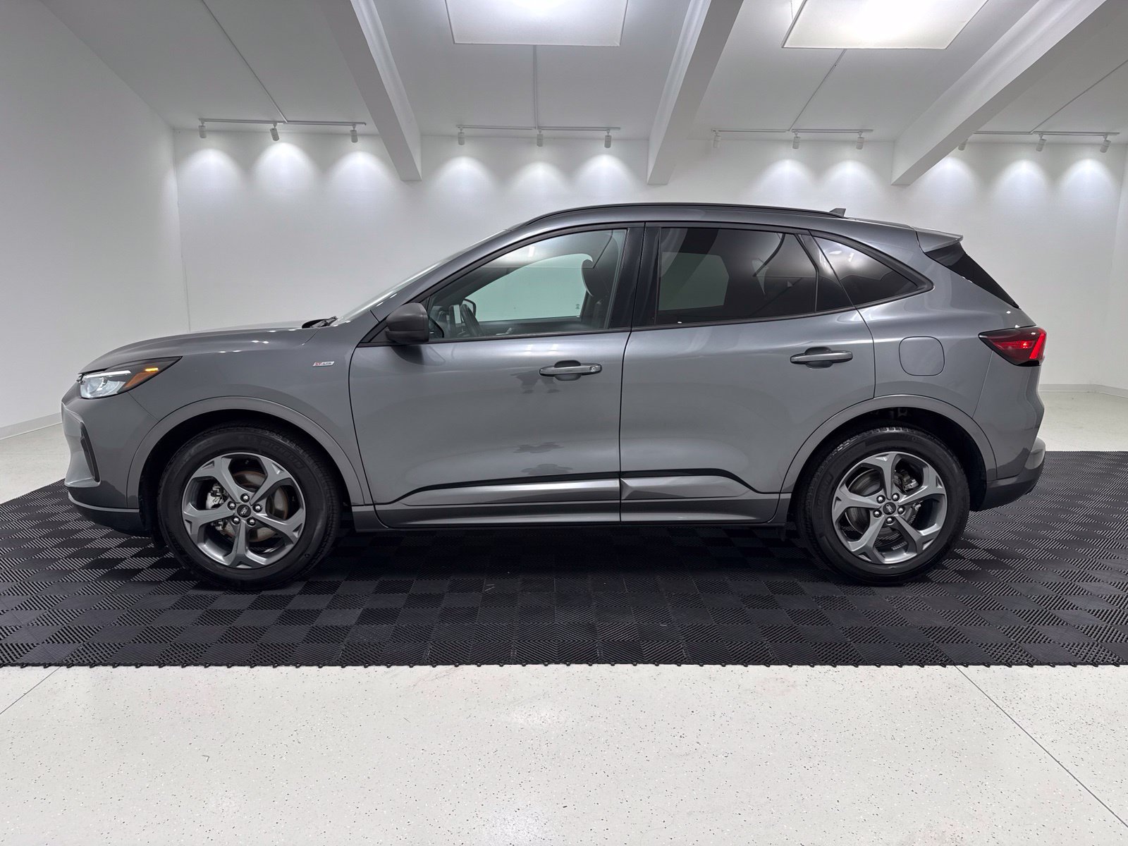 Used 2024 Ford Escape ST-Line w/ Tech Pack #1 FWD image 8