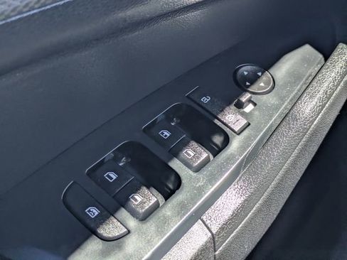 Used 2025 Kia Sportage LX image 21