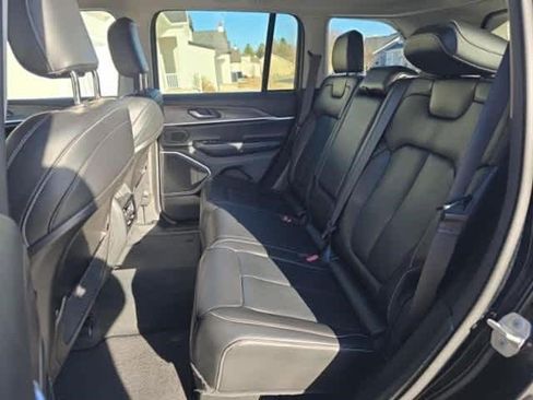 Used 2023 Jeep Grand Cherokee Limited w/ Black Appearance Package image 7