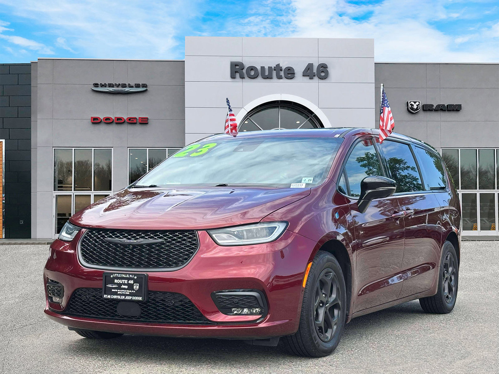Used 2023 Chrysler Pacifica Limited w/ S Appearance Package FWD image 2