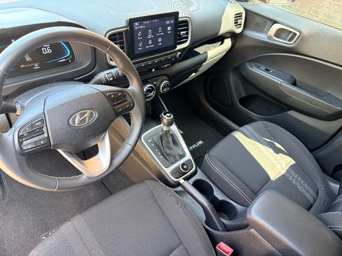 Used 2025 Hyundai Venue SEL FWD image 13