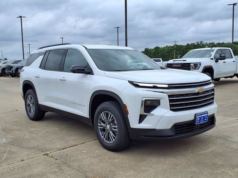New 2026 Chevrolet Traverse LT w/ Driver Confidence Package FWD image 2