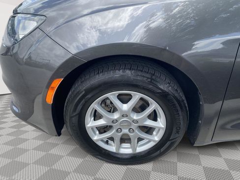 Used 2017 Chrysler Pacifica Touring FWD image 28