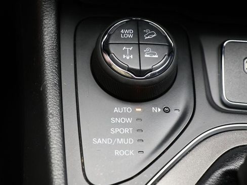 Used 2019 Jeep Cherokee Trailhawk w/ Cold Weather Group image 23