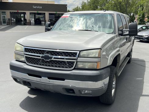 Used 2005 Chevrolet Silverado 2500 LT w/ Heavy-Duty Power Package AWD/4WD image 2