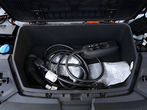 Used 2024 Audi Q8 e-tron Premium image 43