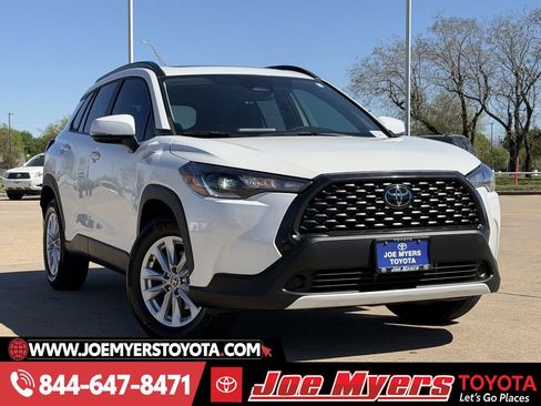 Used 2023 Toyota Corolla Cross LE w/ Moonroof Package image 2