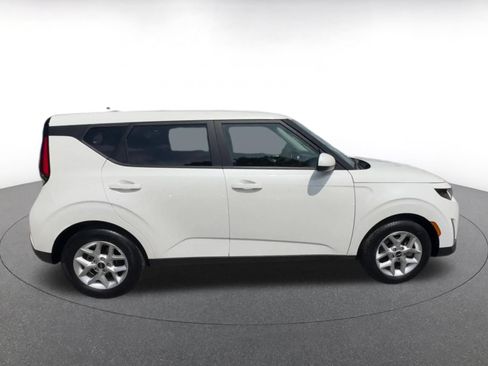Used 2025 Kia Soul LX w/ LX Technology Package FWD image 16