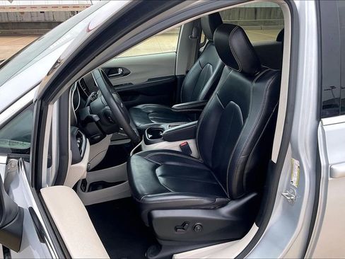 Used 2023 Chrysler Pacifica Touring-L image 24