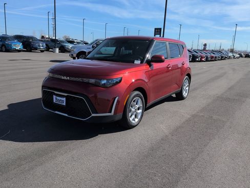 Used 2025 Kia Soul LX image 3