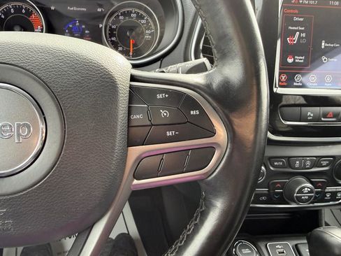 Used 2020 Jeep Cherokee Limited image 2