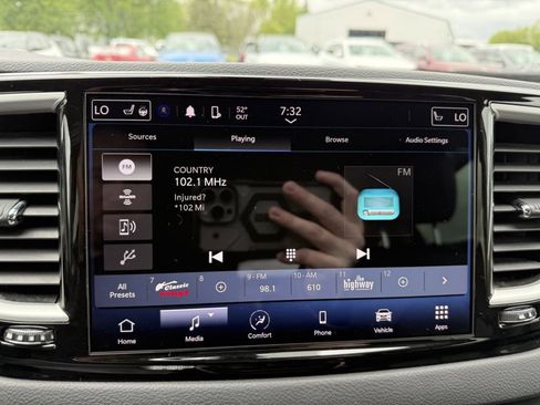 Used 2023 Chrysler Pacifica Touring-L FWD image 27