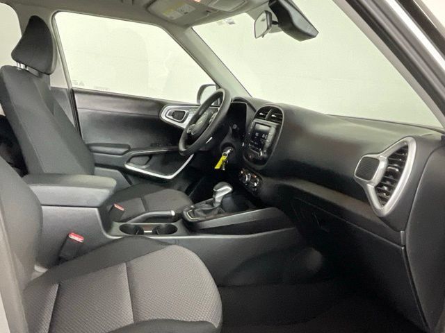 Used 2025 Kia Soul LX w/ LX Technology Package FWD image 16