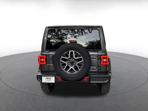 Used 2025 Jeep Wrangler Unlimited Sahara AWD/4WD image 6