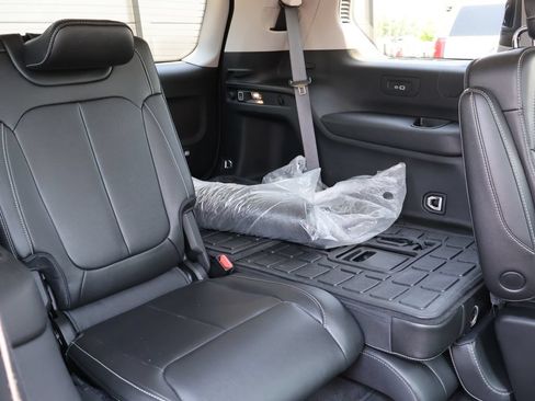 Used 2023 Jeep Grand Cherokee L Limited AWD/4WD image 12