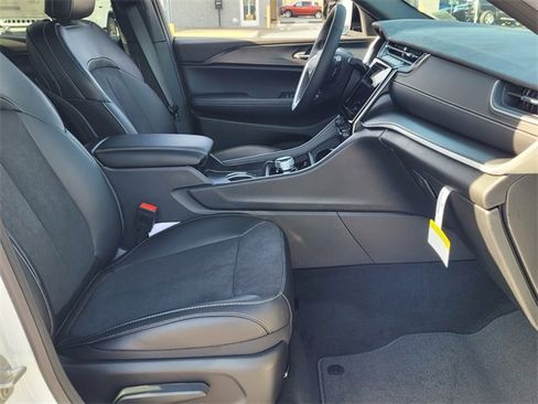 New 2024 Jeep Grand Cherokee L Altitude image 19