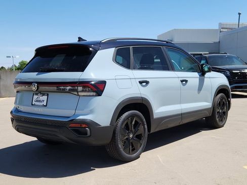 New 2026 Volkswagen Taos SE FWD image 3